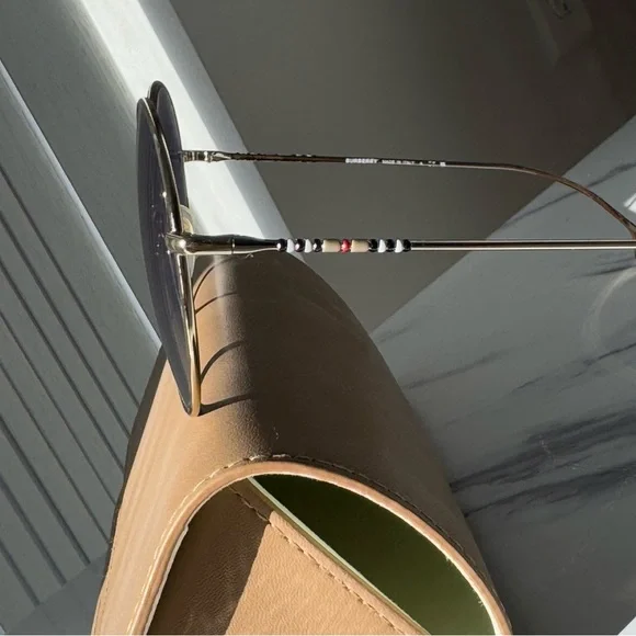 SOLD ✨Burberry Gold Frame Sunglasses Round with Gray Blue Gradient Lenses - Picture 3 of 11